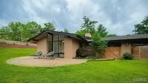 2 Sunswept Dr, Saint Louis, MO 63141