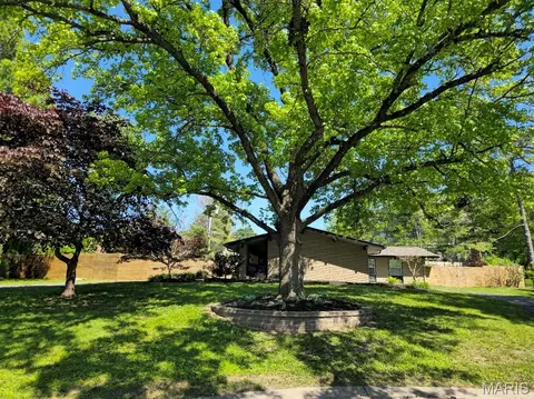 2 Sunswept Dr, Saint Louis, MO 63141