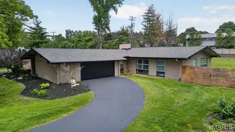 2 Sunswept Dr, Saint Louis, MO 63141