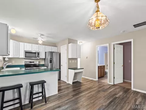 Kitchen - 933 Georgetowne Dr, O'fallon, IL 62269 photo 2 of 3
