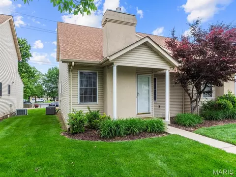 933 Georgetowne Dr, O'fallon, IL 62269