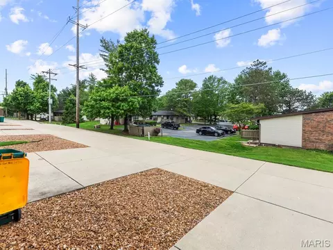 Exterior - 933 Georgetowne Dr, O'fallon, IL 62269 photo 4 of 4