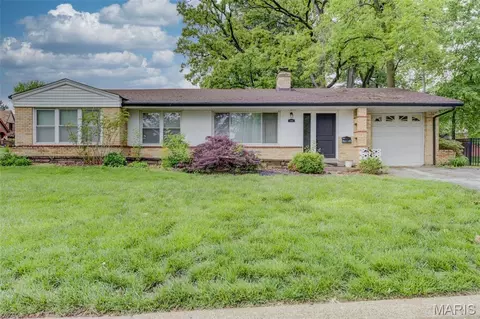 1101 E Parkedge Ln, University City, MO 63130