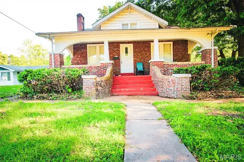 206 Crown Dr, Riverview, MO 63137