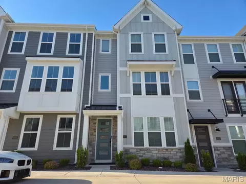 8924 Gateway Cir, Saint Louis, MO 63144