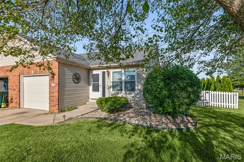 10929 Kentfield Dr, Lebanon, IL 62254