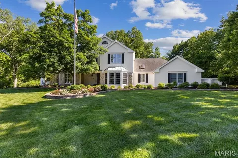 825 Greenwich Green Ln, Town And Country, MO 63017