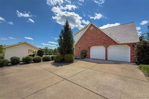 Exterior - 752 E 4th St, Aviston, IL 62216 photo 5 of 20
