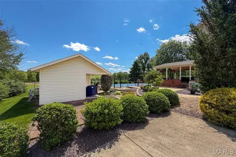 Exterior - 752 E 4th St, Aviston, IL 62216 photo 12 of 20