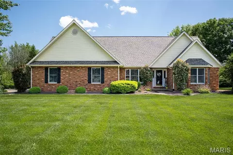 Exterior - 752 E 4th St, Aviston, IL 62216 photo 4 of 20