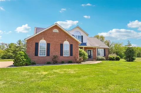 2750 Governors Dr, Carlyle, IL 62231