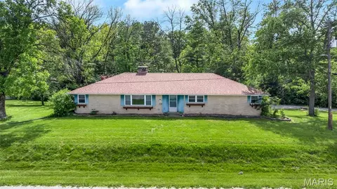 6137 Floraville Rd, Millstadt, IL 62260