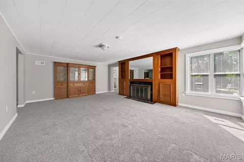 Living - 765 N Main St, Saint Clair, MO 63077 photo 2 of 4