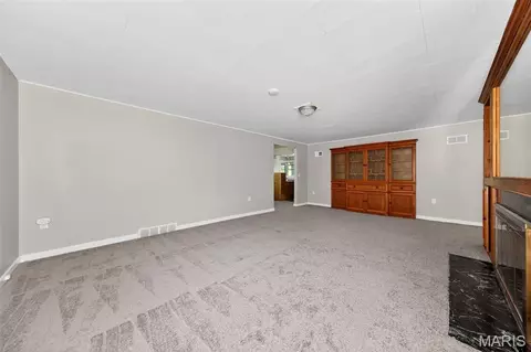 Living - 765 N Main St, Saint Clair, MO 63077 photo 3 of 4