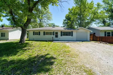 122 Saint James Ln, Cahokia, IL 62206