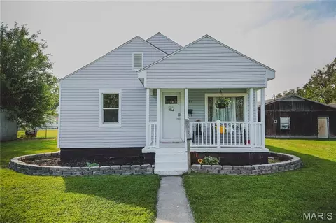 307 N 3rd St, Chaffee, MO 63740