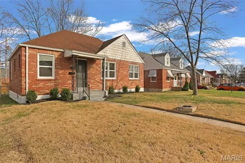 8636 Charlton Ln, Affton, MO 63123