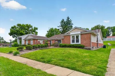 5 Blossomwood Ct, Florissant, MO 63033
