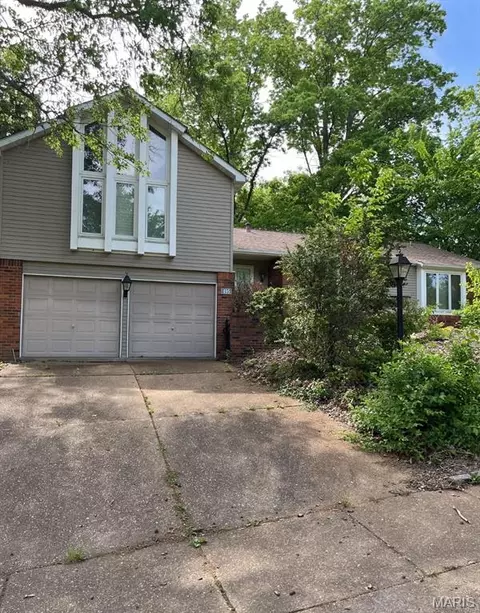 495 Graywood Dr, Ballwin, MO 63011