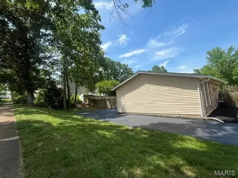 Exterior - 607 Garden Leaf Ct, Ballwin, MO 63011 photo 3 of 5