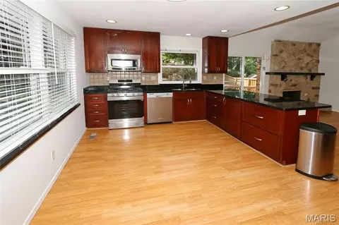 Kitchen - 607 Garden Leaf Ct, Ballwin, MO 63011 photo 2 of 4