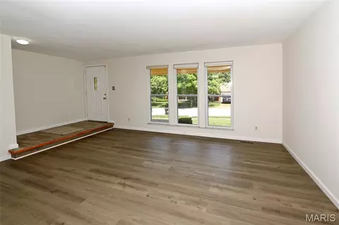 Living - 607 Garden Leaf Ct, Ballwin, MO 63011 photo 2 of 8