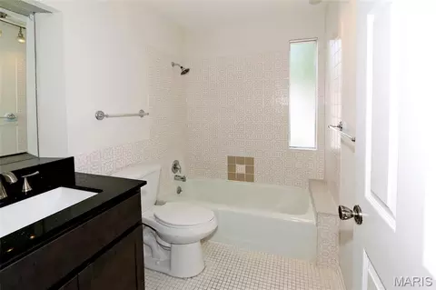 Bath - 607 Garden Leaf Ct, Ballwin, MO 63011 photo 4 of 5