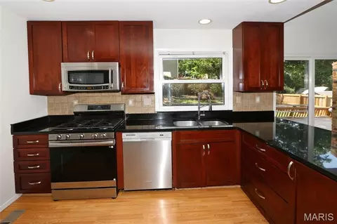 Kitchen - 607 Garden Leaf Ct, Ballwin, MO 63011 photo 3 of 4