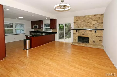 Living - 607 Garden Leaf Ct, Ballwin, MO 63011 photo 5 of 8