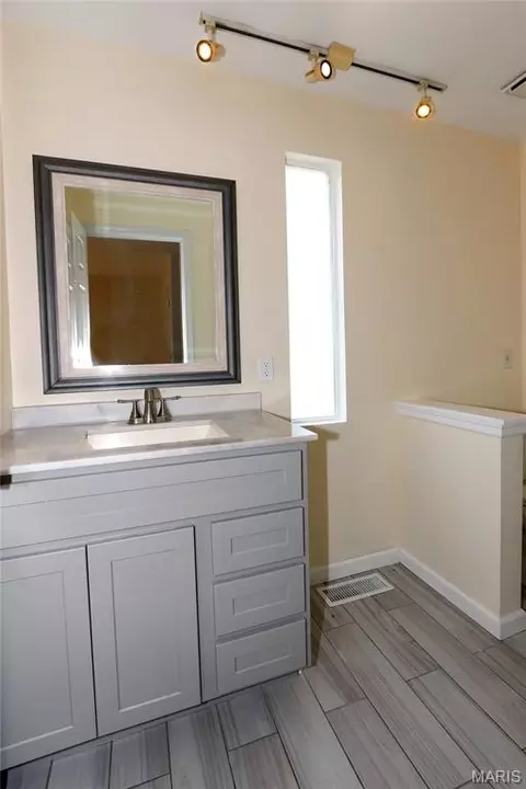 Bath - 607 Garden Leaf Ct, Ballwin, MO 63011 photo 2 of 5