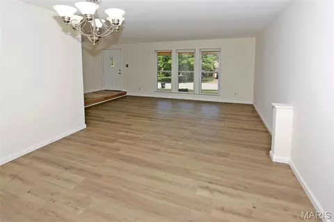 Living - 607 Garden Leaf Ct, Ballwin, MO 63011 photo 4 of 8