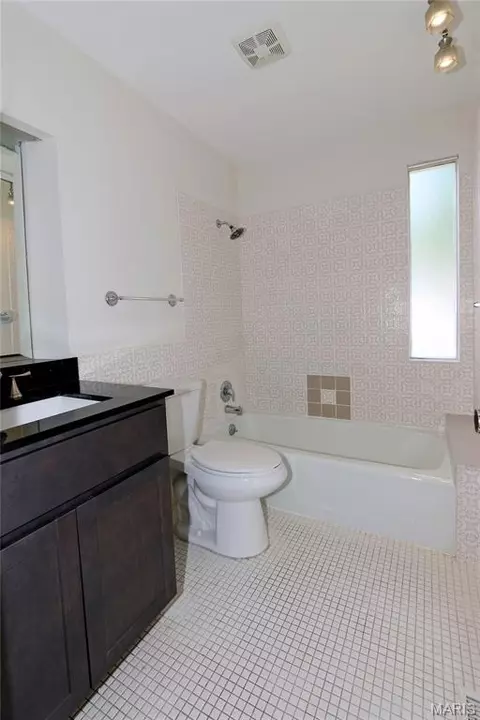Bath - 607 Garden Leaf Ct, Ballwin, MO 63011 photo 5 of 5