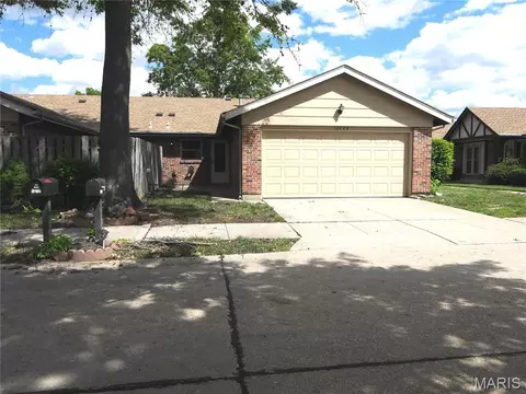 12228 Tarpon Dr, Florissant, MO 63033