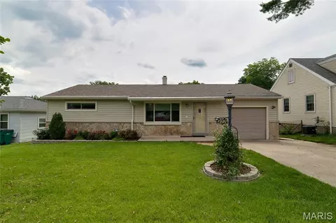 422 Barron Ln, Webster Groves, MO 63119