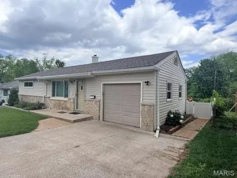 422 Barron Ln, Webster Groves, MO 63119