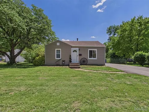 104 Greenfield Dr, Collinsville, IL 62234