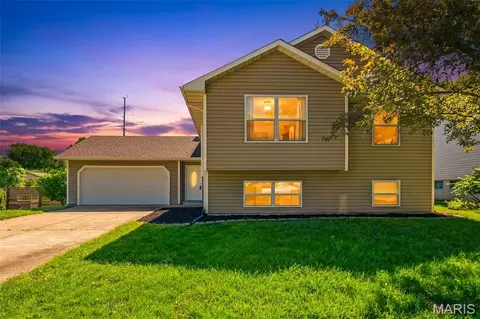 1145 Claycrest Cir, Saint Charles, MO 63304