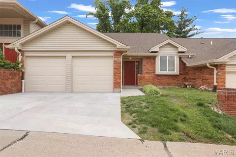 12907 Springdale Village Dr, Saint Louis, MO 63146