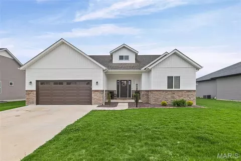7112 Richmond Dr, Glen Carbon, IL 62034
