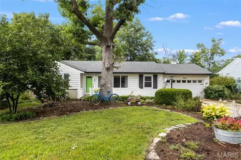 425 Linum Ln, Webster Groves, MO 63119