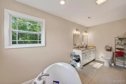 Bath - 12807 School Dr, Roby, MO 65557 photo 2 of 6