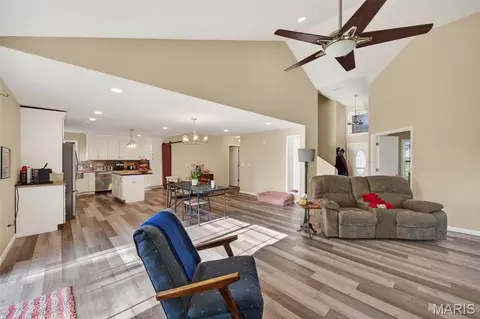 Entry Way - 12807 School Dr, Roby, MO 65557 photo 2 of 3