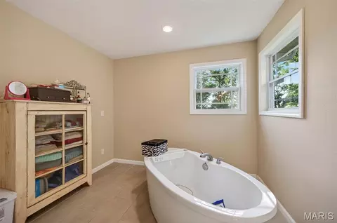 Bath - 12807 School Dr, Roby, MO 65557 photo 4 of 6