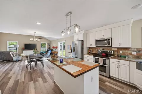 Kitchen - 12807 School Dr, Roby, MO 65557 photo 3 of 5
