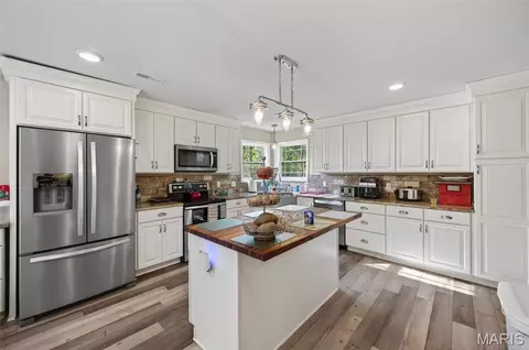 Kitchen - 12807 School Dr, Roby, MO 65557 photo 1 of 5