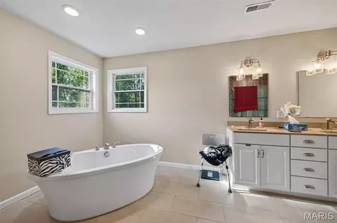 Bath - 12807 School Dr, Roby, MO 65557 photo 5 of 6