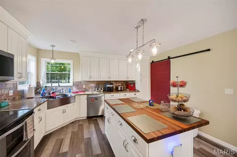 Kitchen - 12807 School Dr, Roby, MO 65557 photo 4 of 5