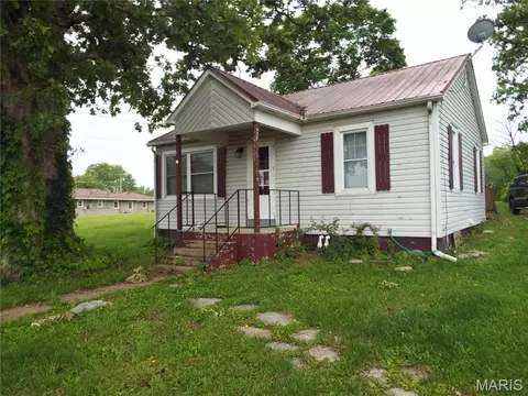 205 W Chestnut St, Dixon, MO 65459