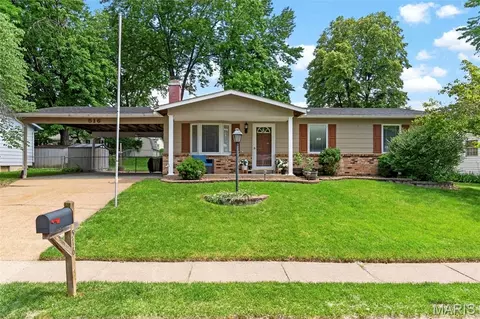 516 Crestview Ln, Saint Charles, MO 63301