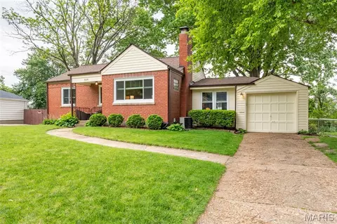 664 Deerhurst Dr, Webster Groves, MO 63119